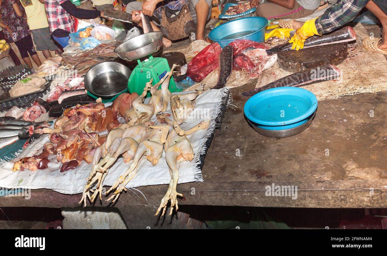 asiatischer Fleischmarkt, der sich westlichen Menschen gegenübersieht Stockfoto