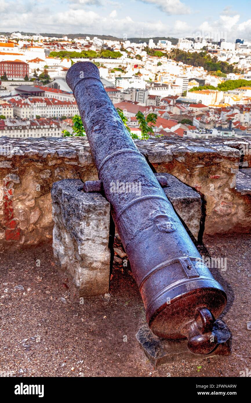 Die Burg Saint George ist eine historische Burg in der portugiesischen Hauptstadt Lissabon, die mindestens aus dem 8. Jahrhundert v. Chr. stammt, während die ersten Befestigungsanlagen errichtet wurden Stockfoto