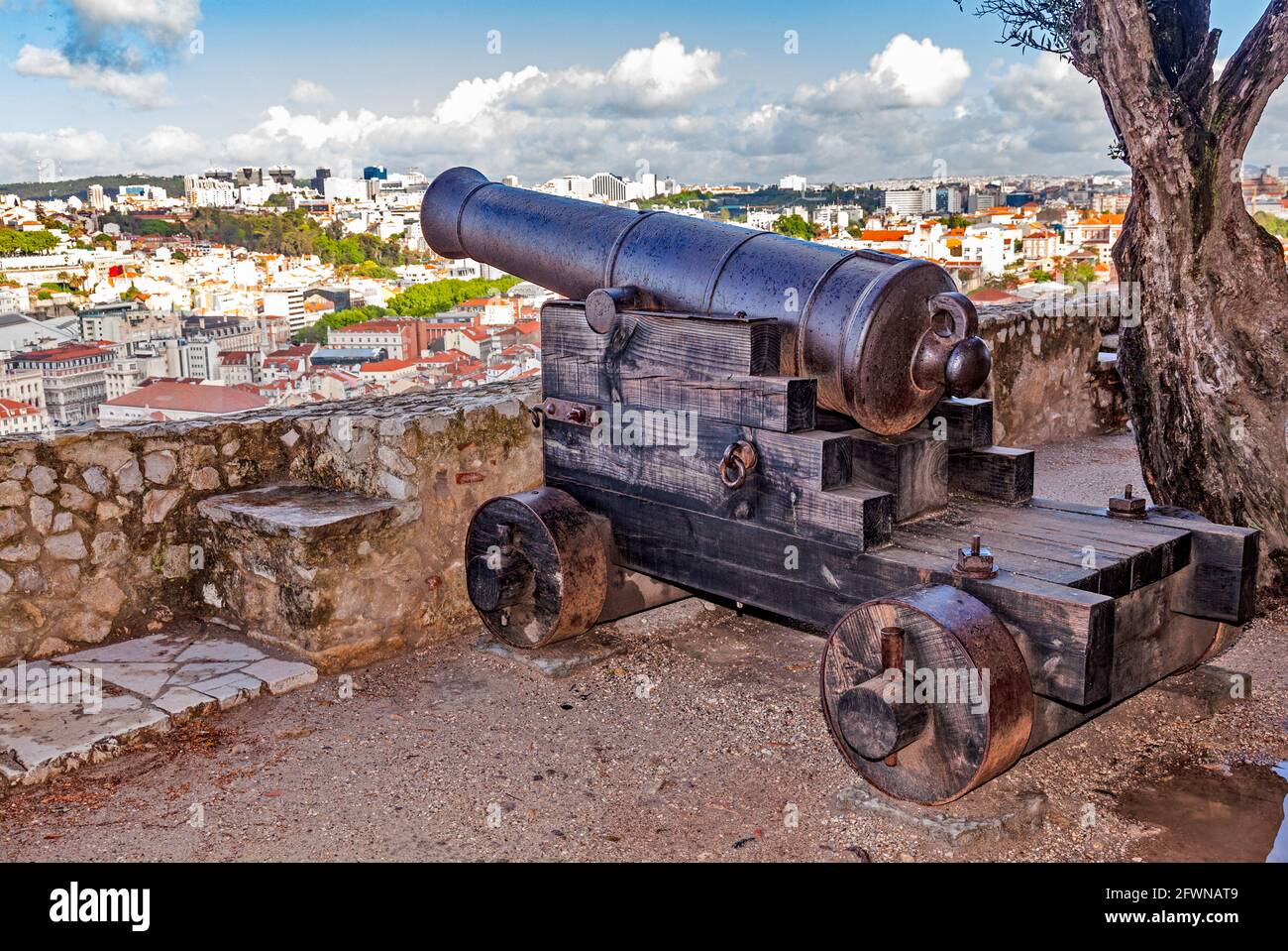 Die Burg Saint George ist eine historische Burg in der portugiesischen Hauptstadt Lissabon, die mindestens aus dem 8. Jahrhundert v. Chr. stammt, während die ersten Befestigungsanlagen errichtet wurden Stockfoto
