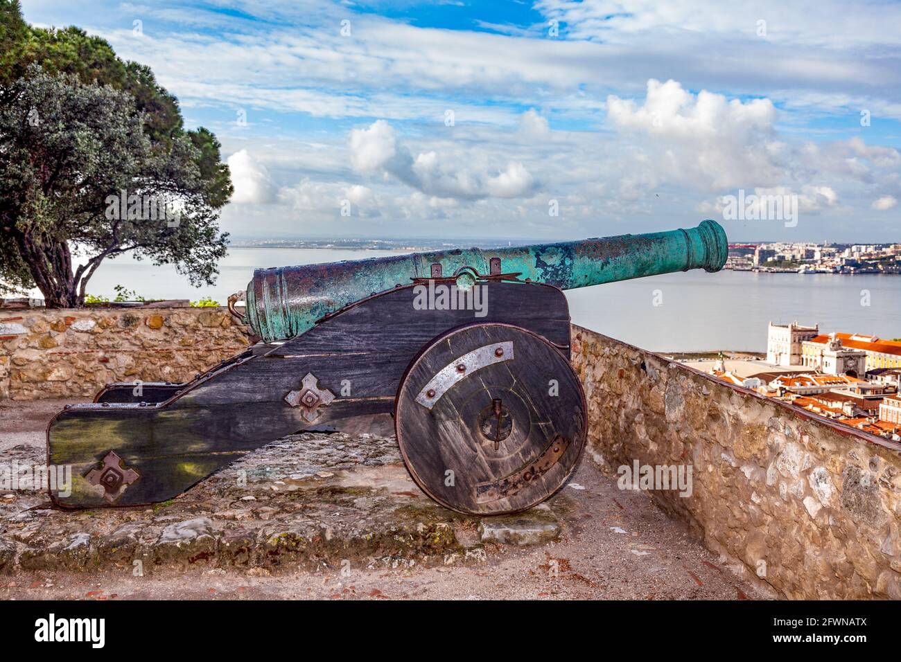Die Burg Saint George ist eine historische Burg in der portugiesischen Hauptstadt Lissabon, die mindestens aus dem 8. Jahrhundert v. Chr. stammt, während die ersten Befestigungsanlagen errichtet wurden Stockfoto