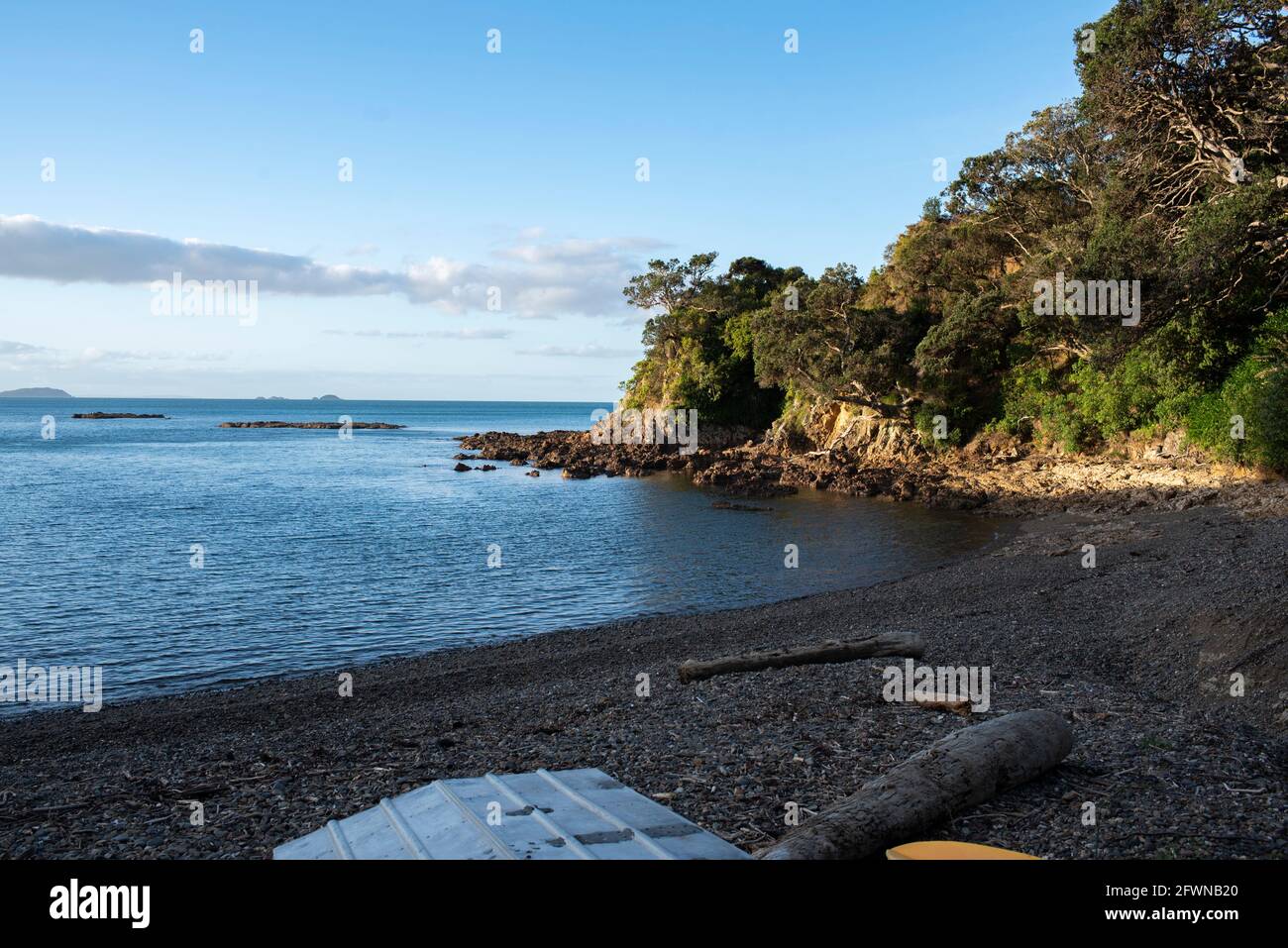 Waiheke Island, Neuseeland. Ruhige Bucht während der goldenen Stunde Stockfoto