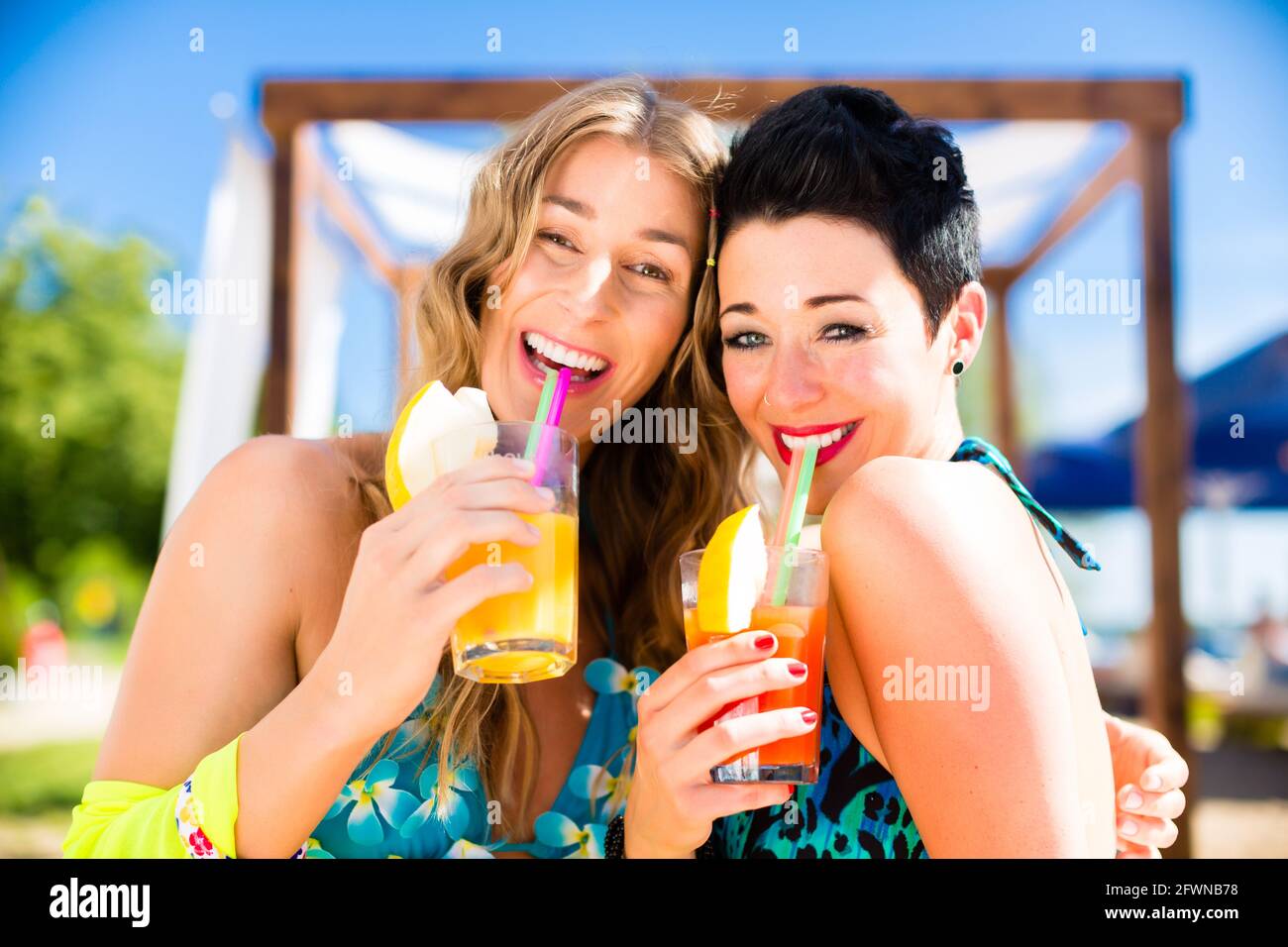 Zwei Frauen in der Beach Bar trinken Cocktails Stockfoto