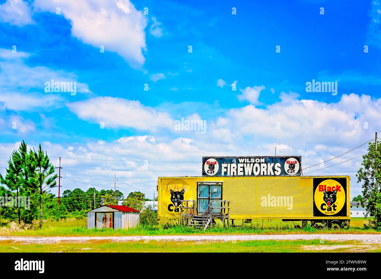 Wilson Fireworks liegt verlassen auf einem Feld in Pascagoula, Mississippi. Feuerwerkskörper am Straßenrand sind ein beliebter Anblick im amerikanischen Süden. Stockfoto
