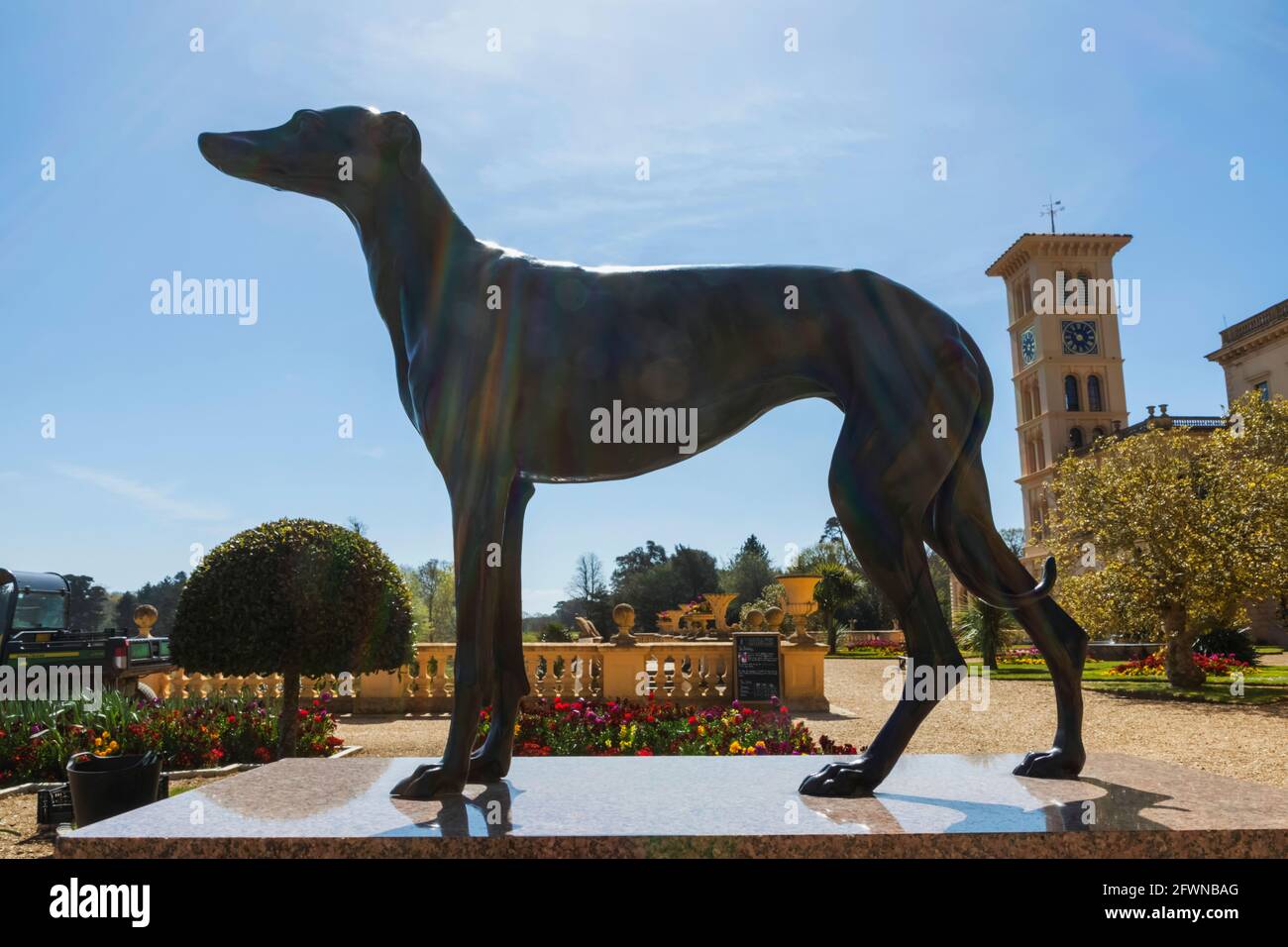 England, Isle of Wight, East Cowes, Osborne House, das palastartige ehemalige Zuhause von Königin Victoria, Bronzestatue von EOS, Prinz Alberts Lieblingshund Stockfoto