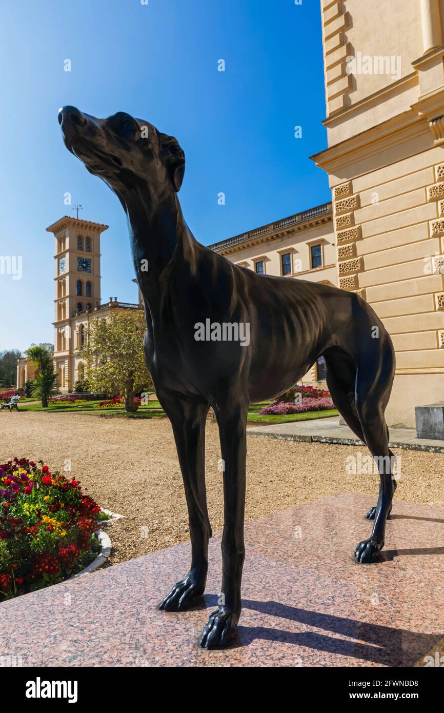 England, Isle of Wight, East Cowes, Osborne House, das palastartige ehemalige Zuhause von Königin Victoria, Bronzestatue von EOS, Prinz Alberts Lieblingshund Stockfoto