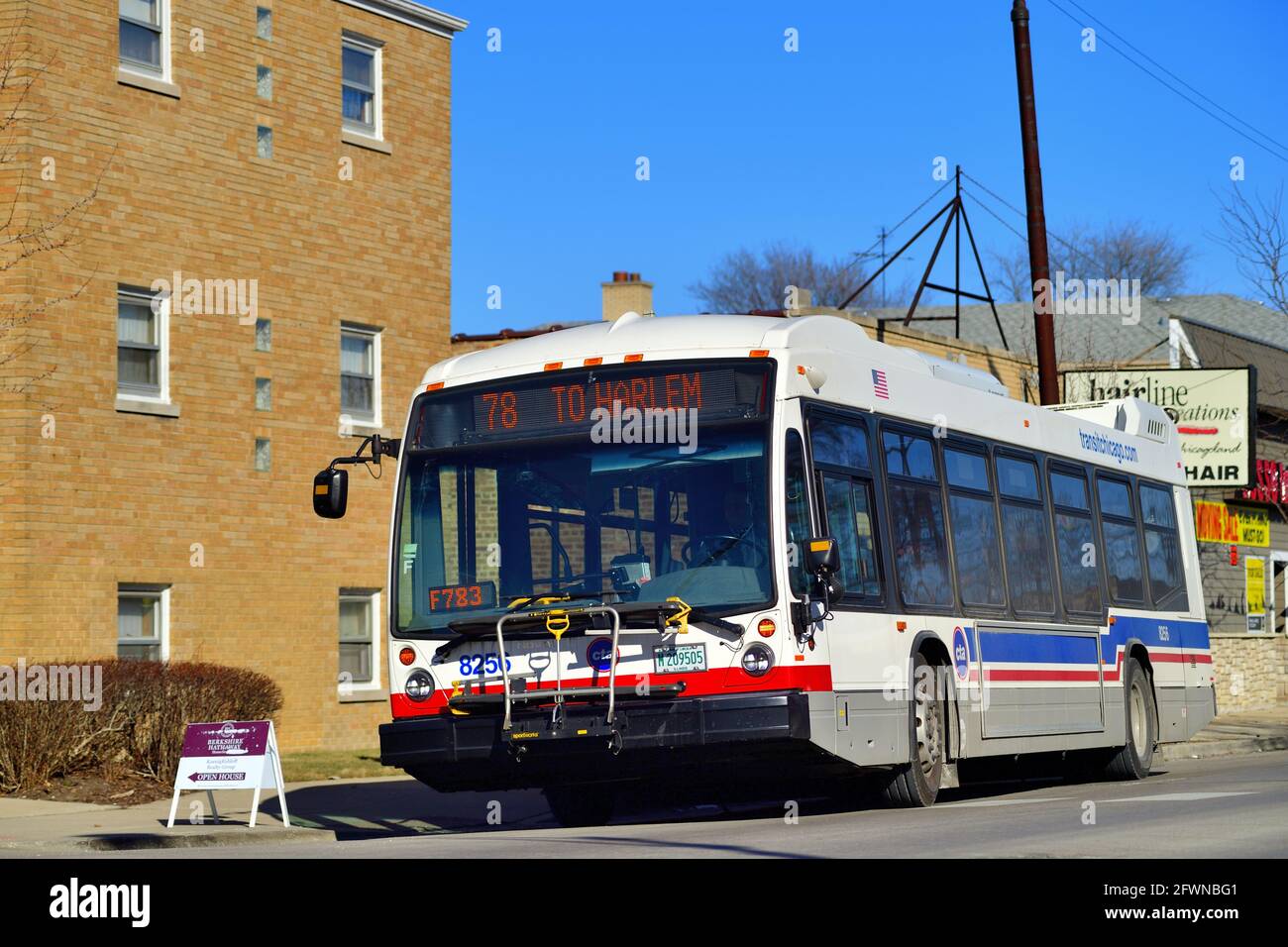 Chicago, Illinois, USA. Der CTA-Bus fährt von einer Bushaltestelle ab, nachdem er Passagiere auf der Nordwestseite der Stadt abgeholt und entladen hat. Stockfoto