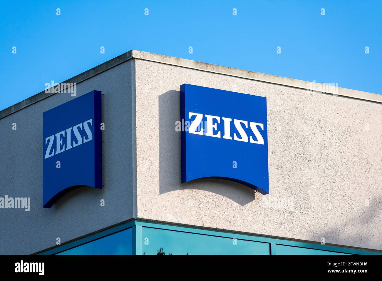 Zeiss-Schild, Logo. Die Carl Zeiss AG ist ein deutscher Hersteller von optischen Systemen und Optoelektronik - Pleasanton, California, USA - 2020 Stockfoto