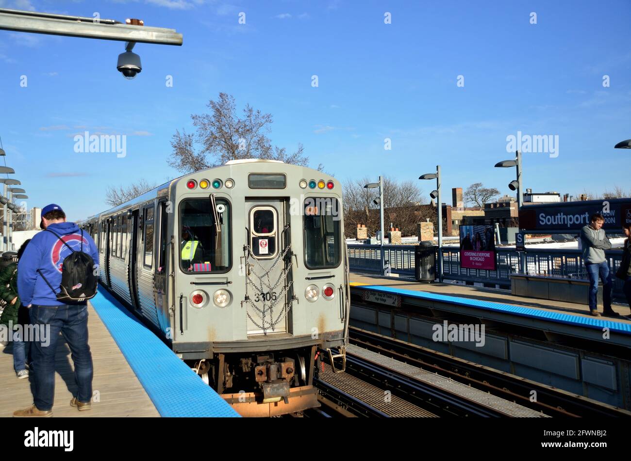 Chicago, Illinois, USA. Ein CTA Brown Line Schnellzug oder „L“, der am Bahnhof Southport Avenue ankommt, um Passagiere abzuholen. Stockfoto