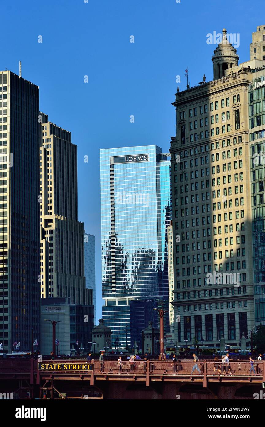 Chicago, Illinois, USA. Das moderne Loews Hotel wurde durch einen Sichtschlucht des Chicago River projiziert. Stockfoto