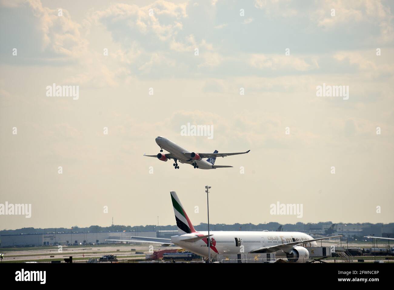 Chicago, Illinois, USA. Ein SAS-Jet beim Start vom internationalen Flughafen O'Hare. Der Flughafen ist einer der verkehrsreichsten Flughäfen der Welt. Stockfoto