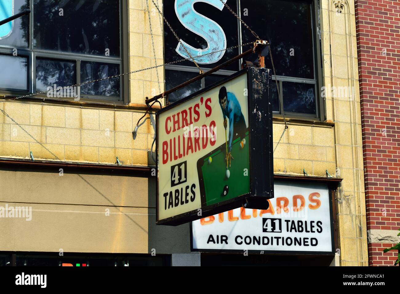 Chicago, Illinois, USA. Chris's Billiards eine Poolhalle in der Nachbarschaft in der Portage Park Gemeinde der Stadt. Stockfoto