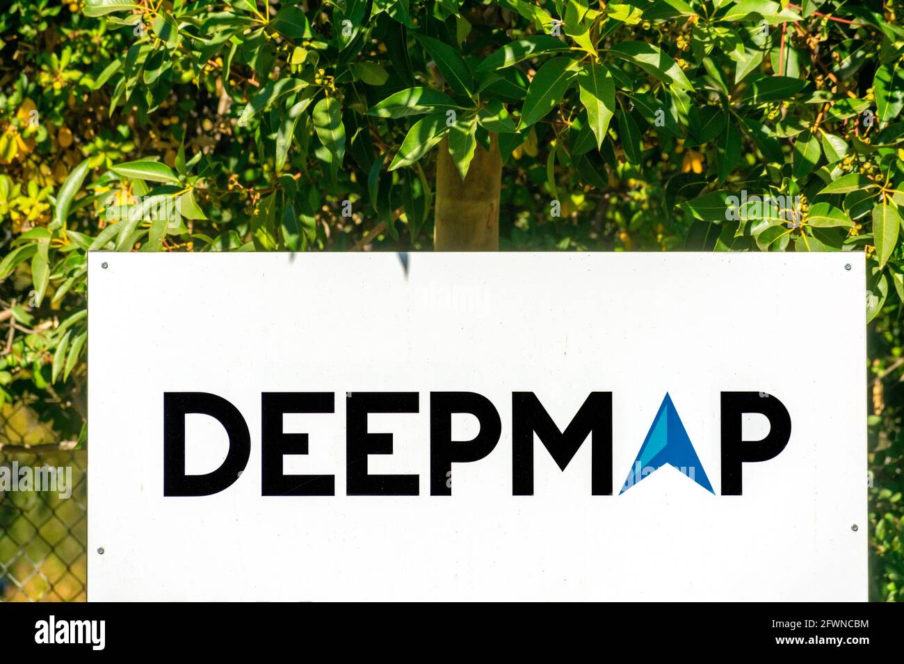 DeepMap-Schild am Hauptsitz. Das Softwareunternehmen konzentriert sich auf die Entwicklung von High-Definition-Karten für selbstfahrende Fahrzeuge - Palo Alto, Kalifornien, USA - Stockfoto