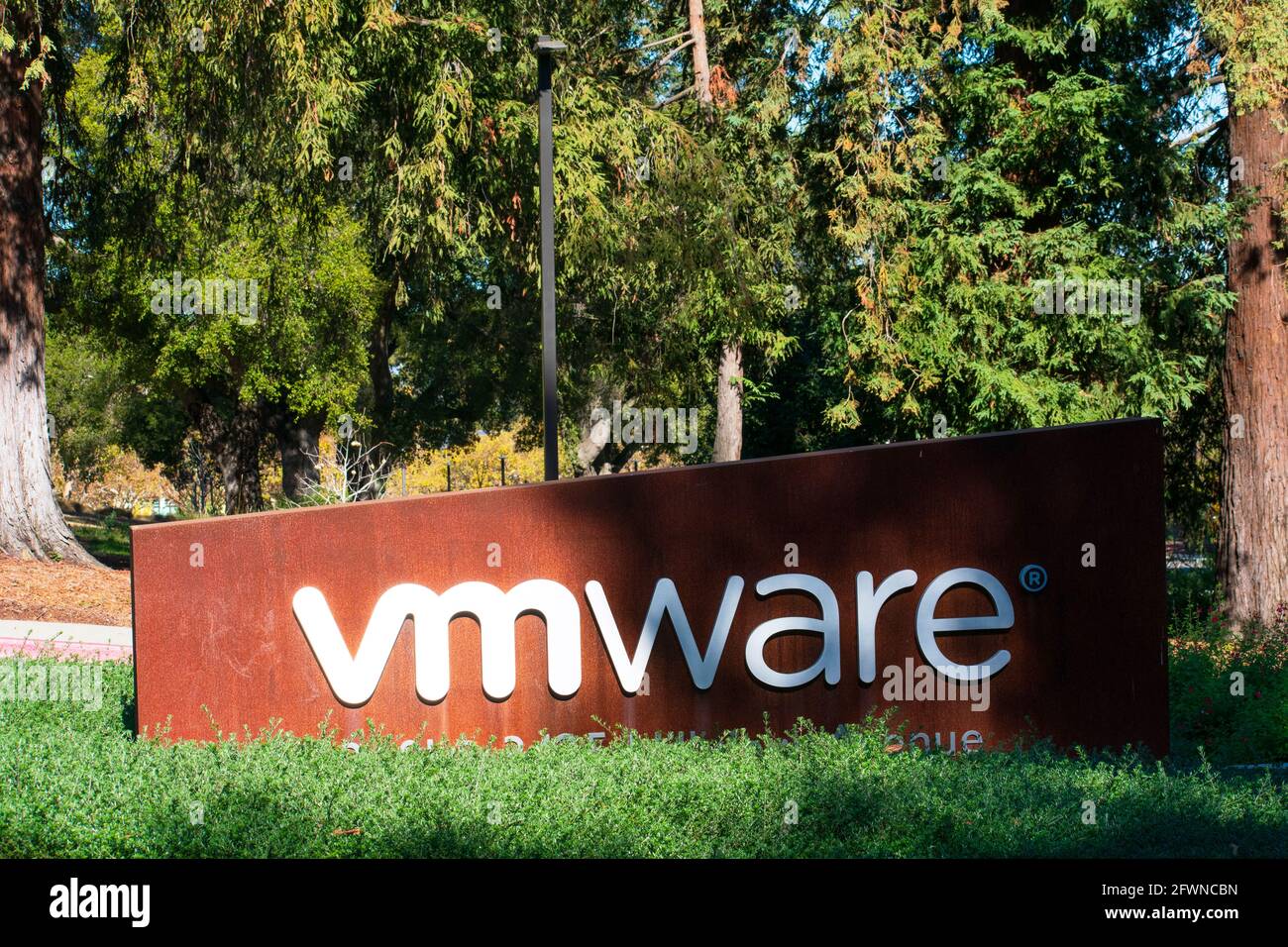VMware-Schild am Eingang des Campus-Hauptgebäudes im Silicon Valley. VMware ist eine Tochtergesellschaft von Dell Technologies - Palo Alto, Kalifornien, USA - 2020 Stockfoto