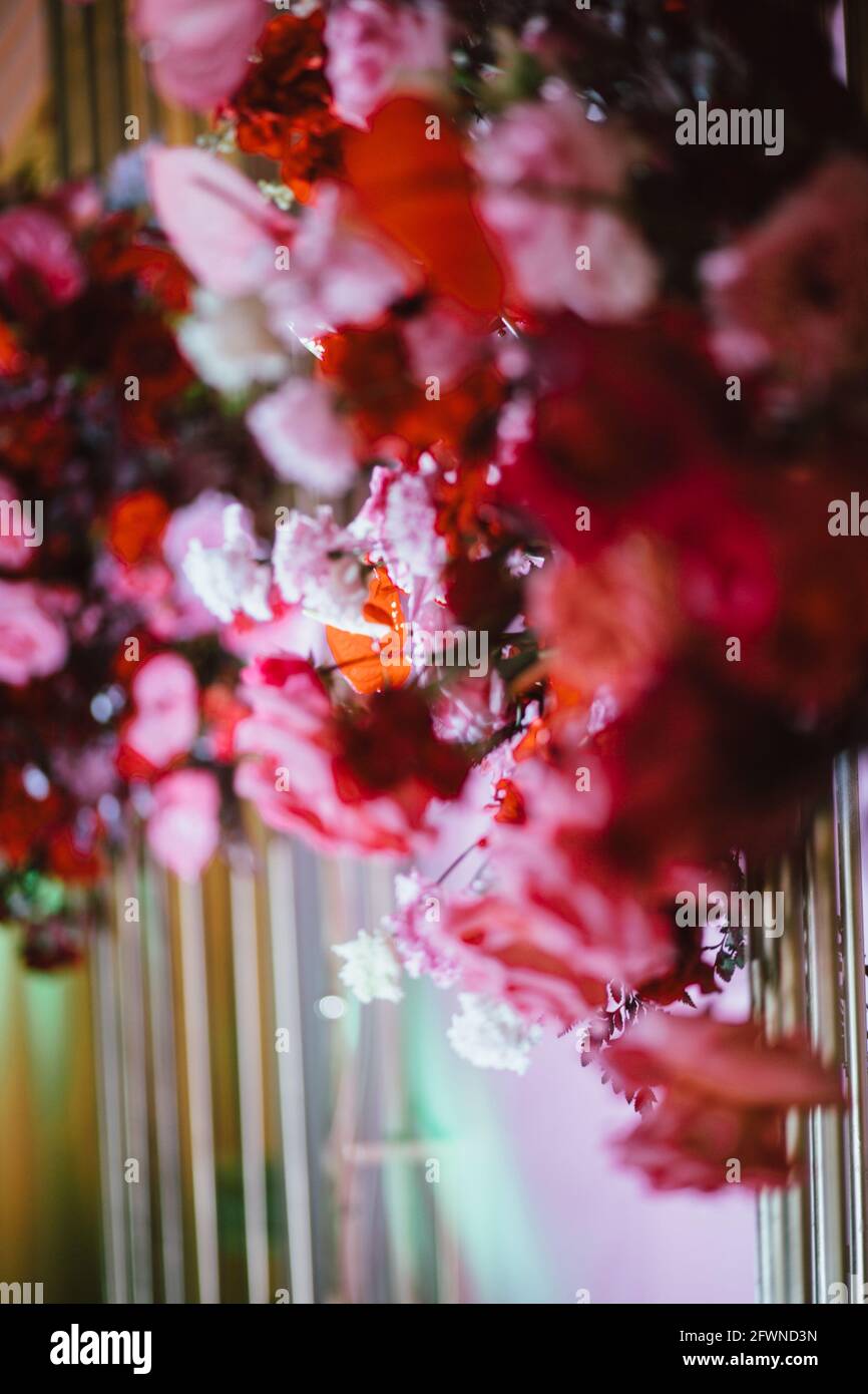 Schöne natürliche Blumen als Innendekoration, Hochzeit Hintergrund, kopieren Raum für Text. Stockfoto