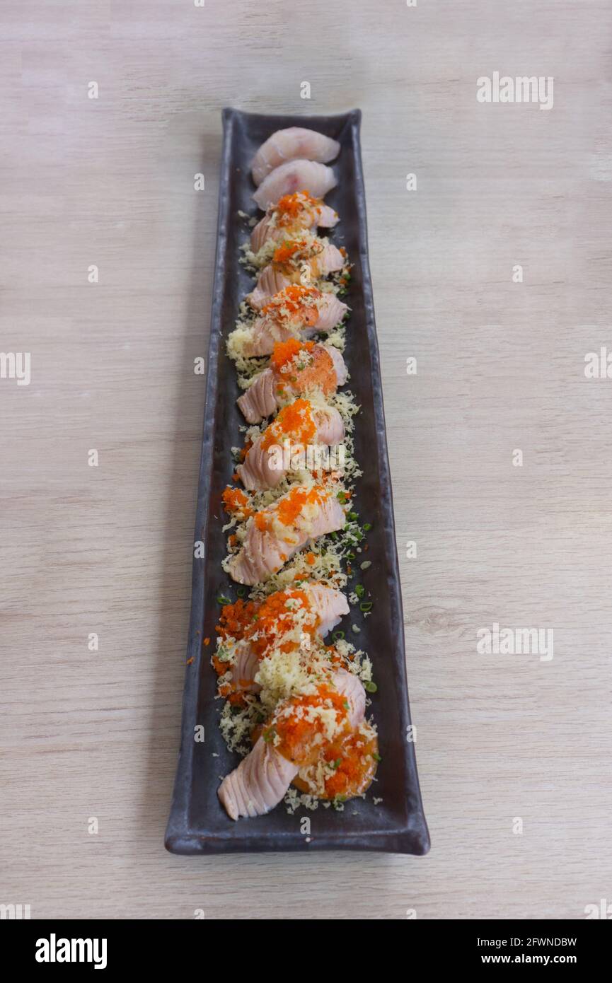Frisches japanisches Lachs-Sushi auf langen Gerichten Stockfoto
