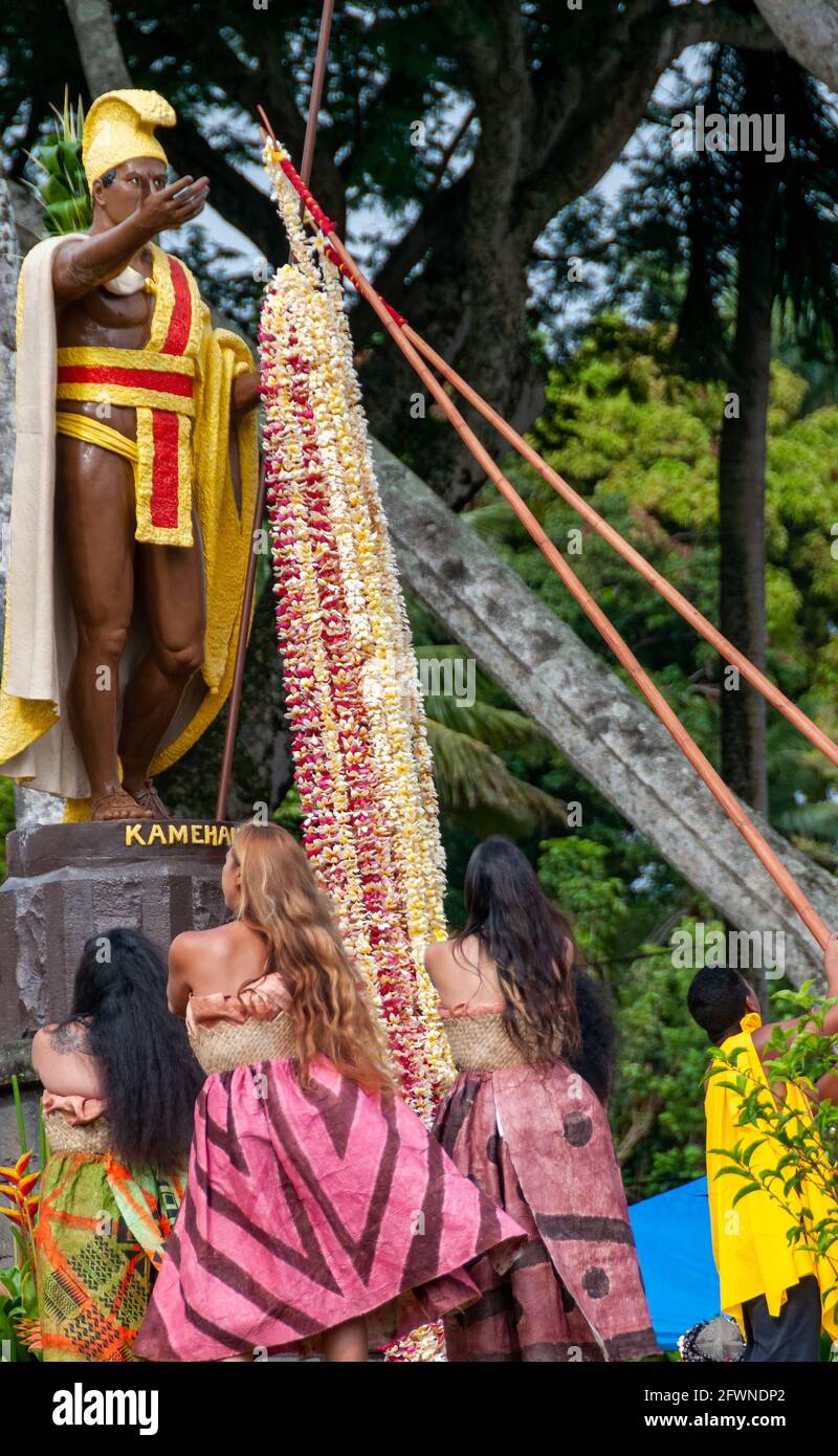 Die Drapierung der Leis Zeremonie während der King Kamehameha Day Feierlichkeiten in Kapa'au, Nord-Kohala, Big Island, Hawaii. Stockfoto