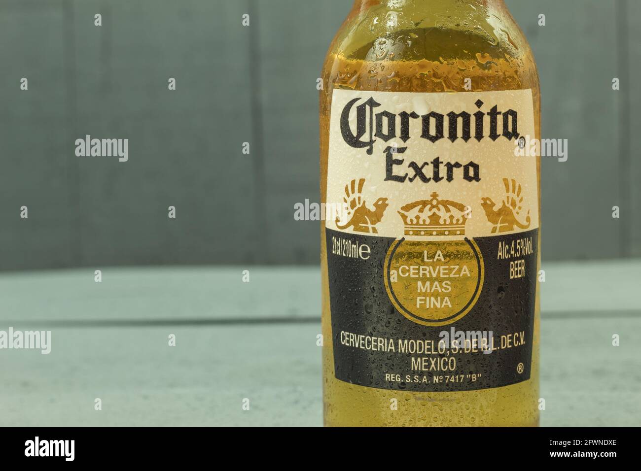 Warschau, Polen - 22. Mai 2021: Flasche kaltes Coronita Extra Bier. Hintergrund mit Platz für Text. Eine Markenflasche des berühmten mexikanischen Corona-Bieres. Stockfoto