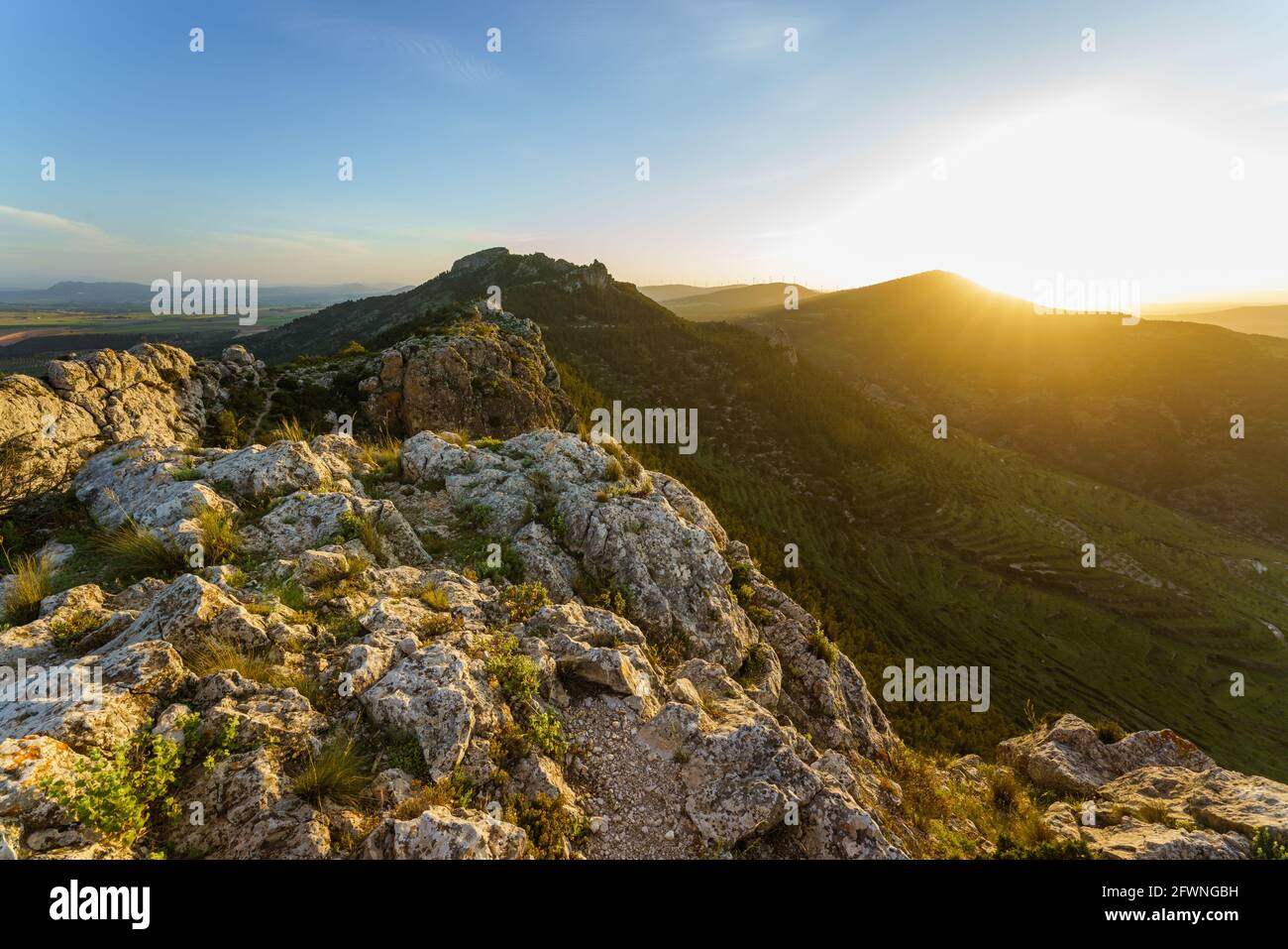 Felsige Landschaft zur goldenen Stunde. Capurutxo Peak in La Font de la Figuera, Valencia, Spanien Stockfoto