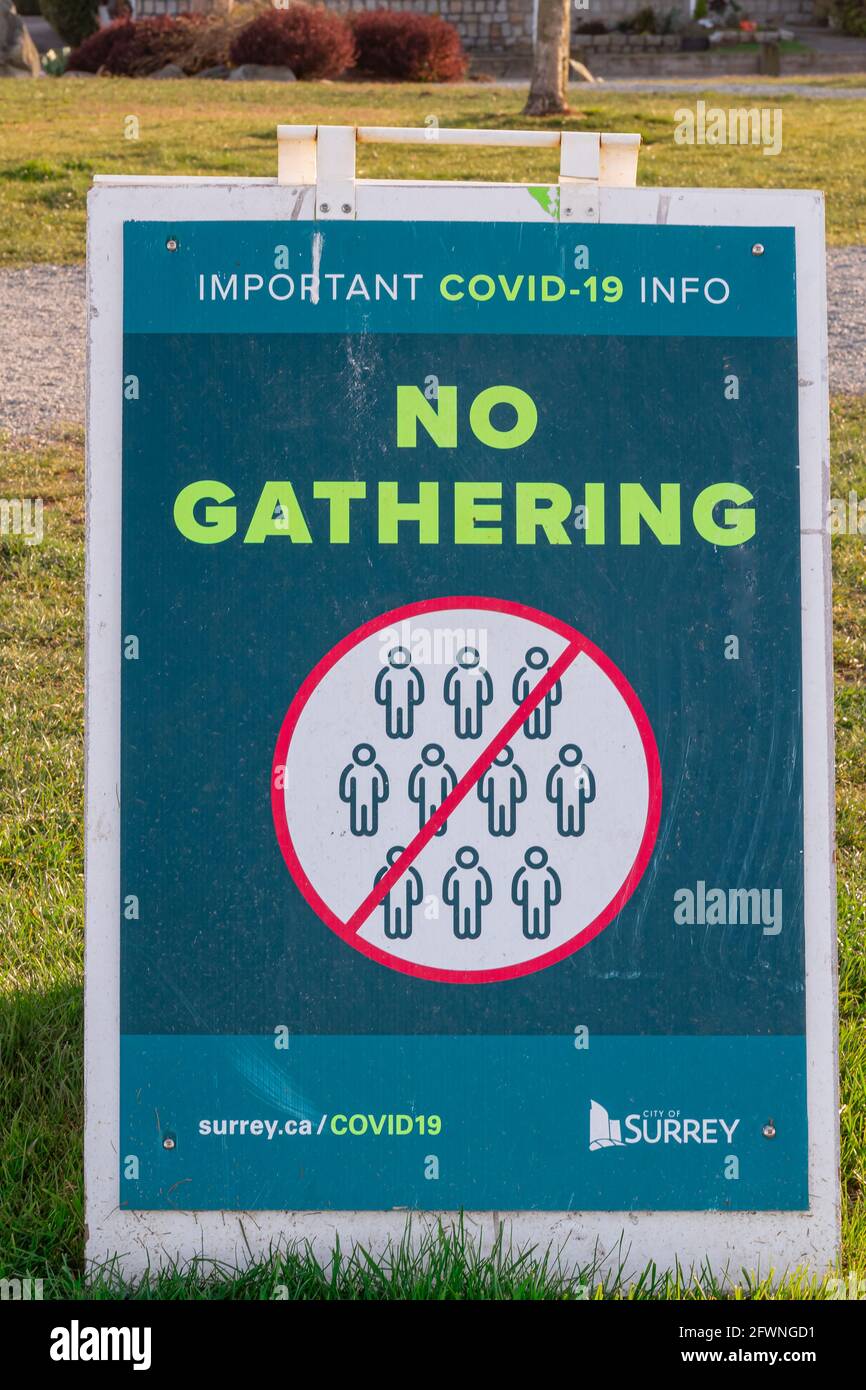 Coronavirus-Pandemie, kein öffentliches Schild im lokalen Park, Bitte halten Sie sich an soziale Distanzierung, keine Gruppen, keine Versammlungen. 8,2021. April – Surrey, BC, Stockfoto