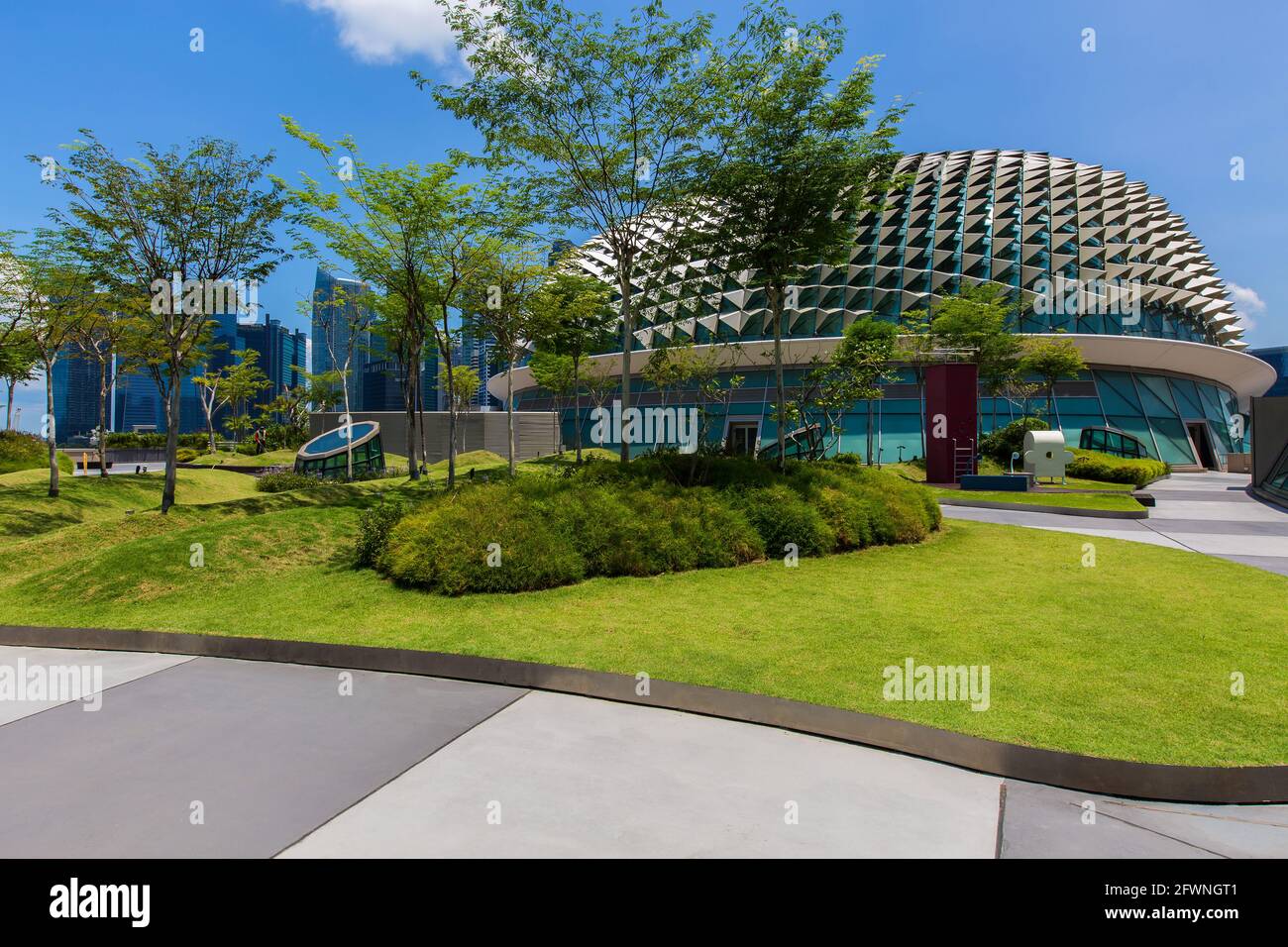 Dachfläche und Landschaftsgestaltung in der Esplanade, Bäume auf Gebäuden gepflanzt. Ein Ort für Erholungszwecke. Singapur. Stockfoto
