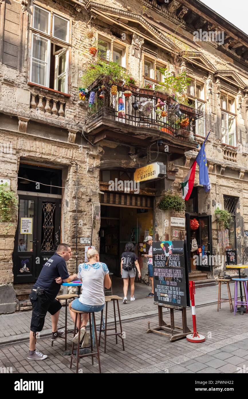 Nicht identifizierte Menschen hängen am Eingang des Szimppla-Gartens Ruin Club in Budapest Stockfoto