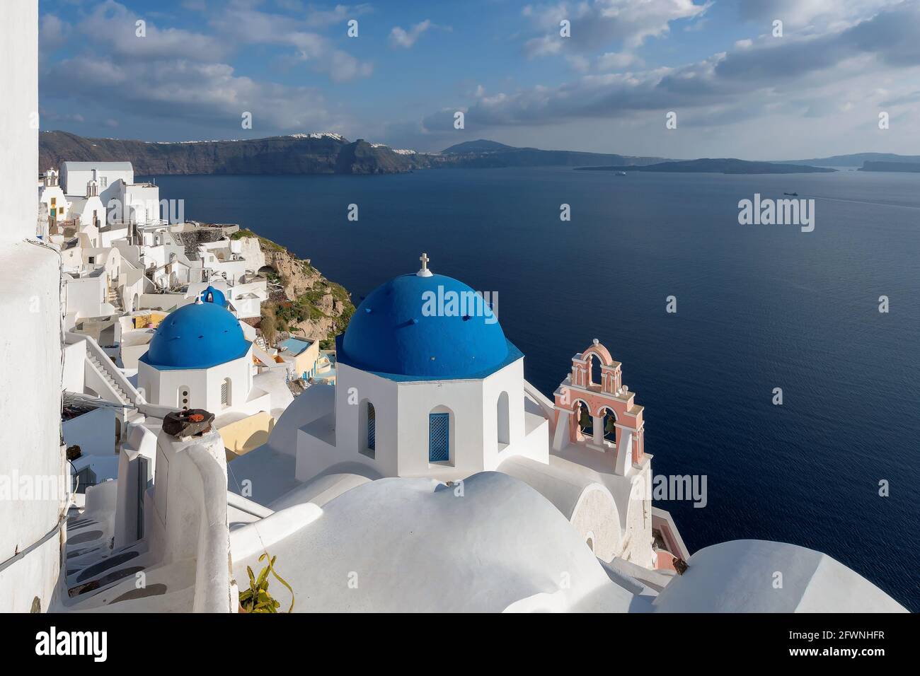 Santorini griechische Insel bei Sonnenuntergang, Ägäis, blaue und weiße Kuppelkirchen Stockfoto