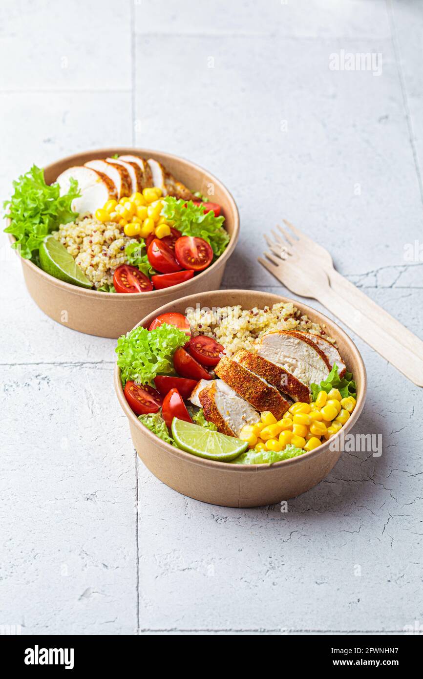 Hühnchen- und Quinoa-Salat mit Mais und Tomaten in einer Bio-Schüssel. Keine Abfälle, zum Essen, Recycling von Verpackungen, umweltfreundliches Konzept. Stockfoto