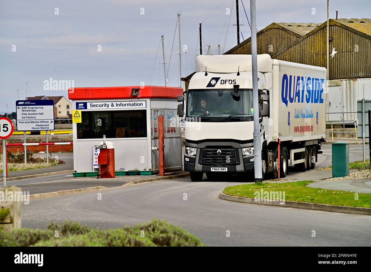 LKW verlässt den Hafen von Fleetwood Stockfoto