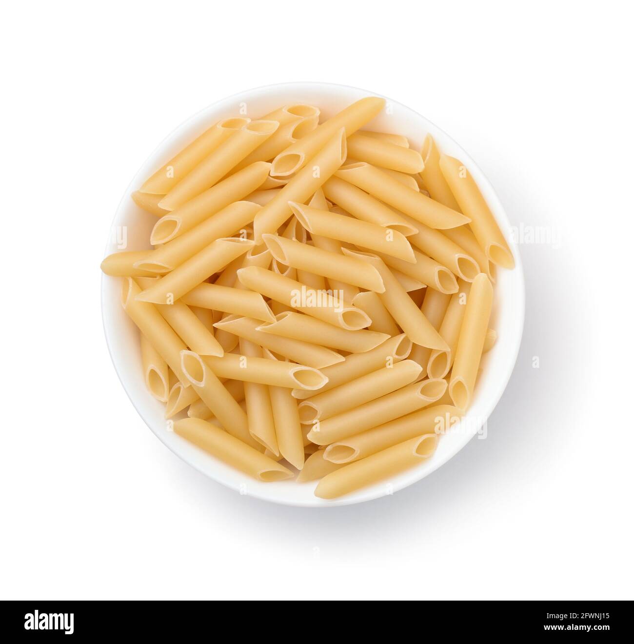 Blick von oben auf ungekochte Penne-Lisce-Pasta in einer isolierten Schüssel Auf Weiß Stockfoto