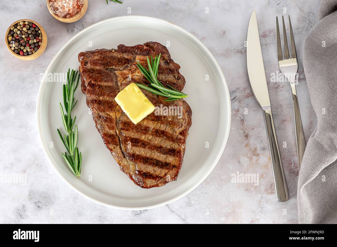 Das Rib Eye oder Ribeye Medium Steak, marmoriertes Rindfleisch, das auf dem  Grill mit Butter und Gewürzen gekocht wird Stockfotografie - Alamy