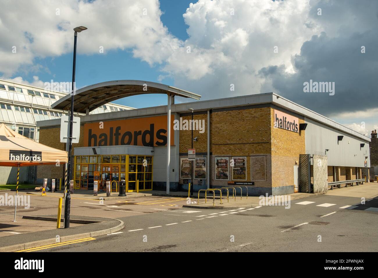 LONDON: Außenansicht des Halfords-Geschäfts. Ein großer britischer Einzelhändler für Autoteile, Fahrräder und Campingausrüstung Stockfoto