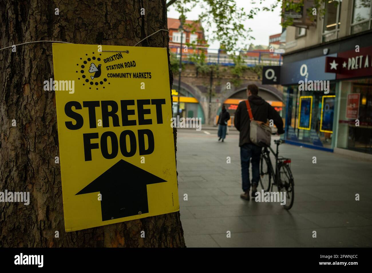 Brixton London, 2021. Mai: Street Food Market Schild mit Werbung für die Gemeinschaftsstände auf der Station Road. Stockfoto