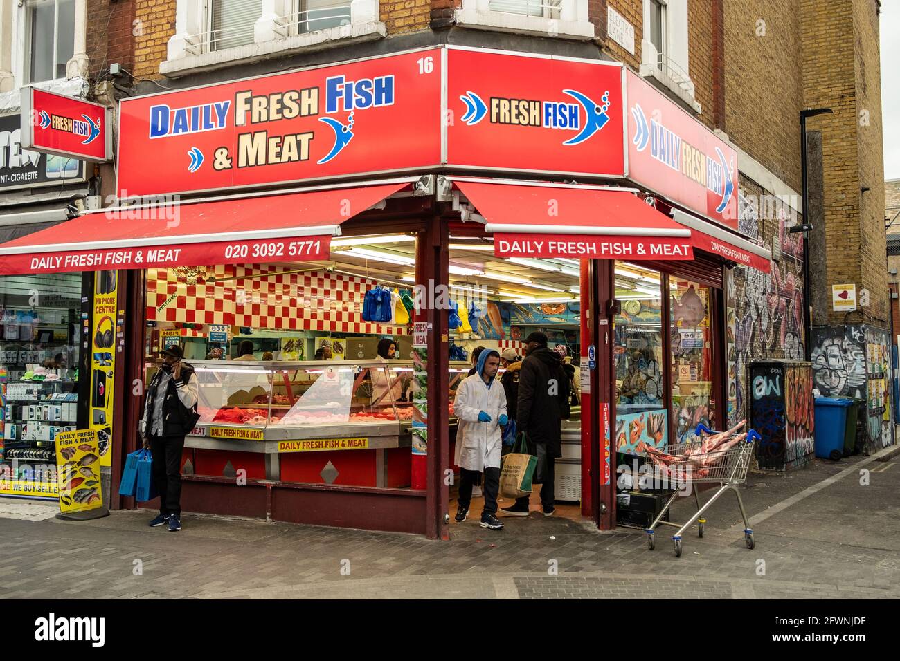 Brixton, London: Mai 2021: Halal Fleischverkäufer auf der Electric Avenue in Brixton, Südwesten Londons Stockfoto