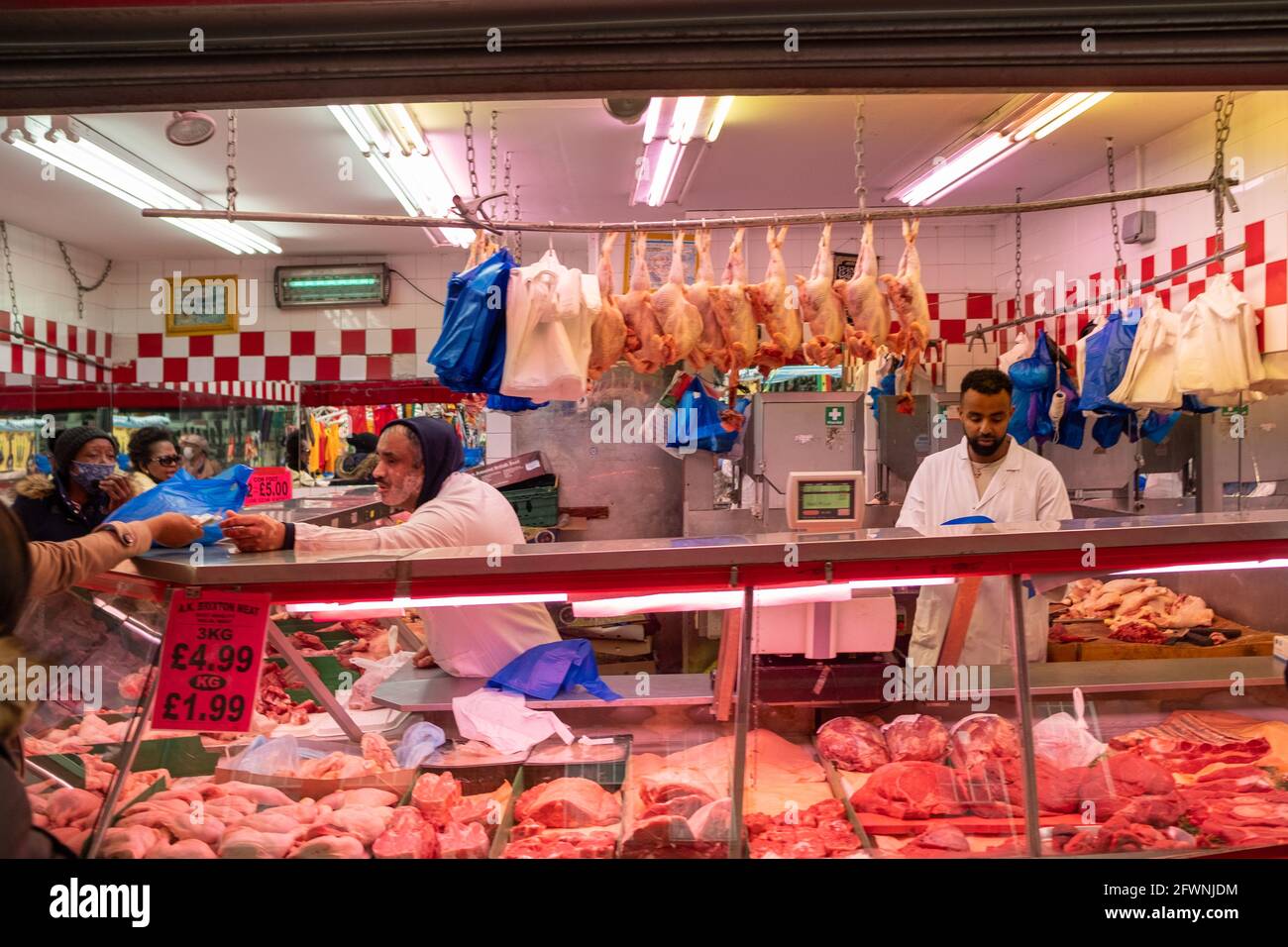 Brixton, London: Mai 2021: Halal Fleischverkäufer auf der Electric Avenue in Brixton, Südwesten Londons Stockfoto