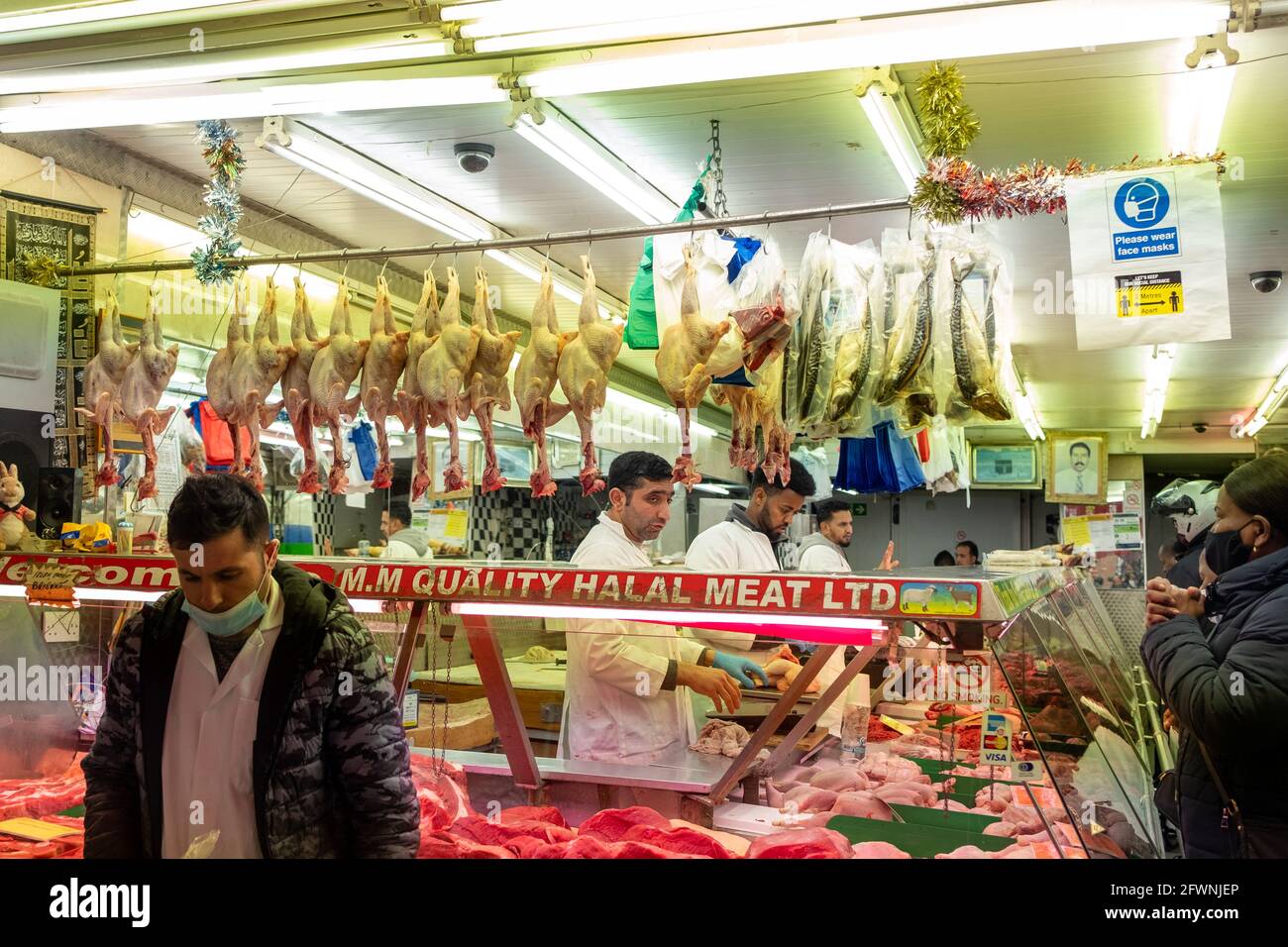 Brixton, London: Mai 2021: Halal Fleischverkäufer auf der Electric Avenue in Brixton, Südwesten Londons Stockfoto