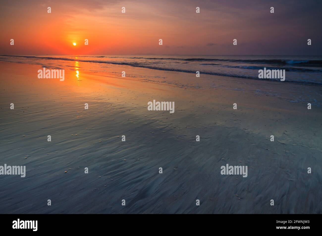 Schöner Sonnenaufgang am Sandstrand von Punta Chame, Pazifikküste, Provinz Panama, Republik Panama, Mittelamerika. Stockfoto