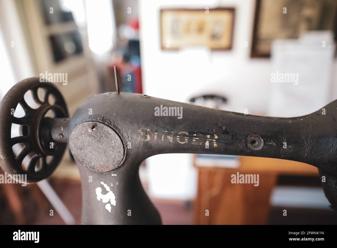 Marghia, Rumänien - 5. Mai 2021: Details zur geringen Schärfentiefe (selektiver Fokus) mit einer alten Singer Nähmaschine. Stockfoto