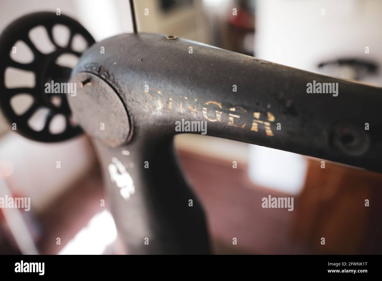 Marghia, Rumänien - 5. Mai 2021: Details zur geringen Schärfentiefe (selektiver Fokus) mit einer alten Singer Nähmaschine. Stockfoto