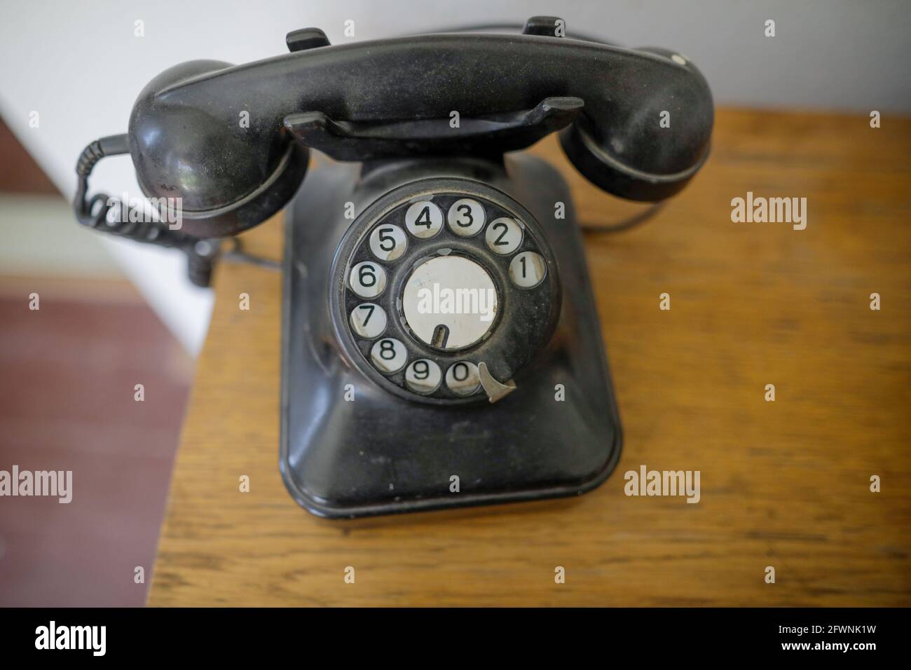 Details zur geringen Schärfentiefe (selektiver Fokus) mit einem alten, staubigen Drehtelefon aus der kommunistischen Ära Rumäniens. Stockfoto