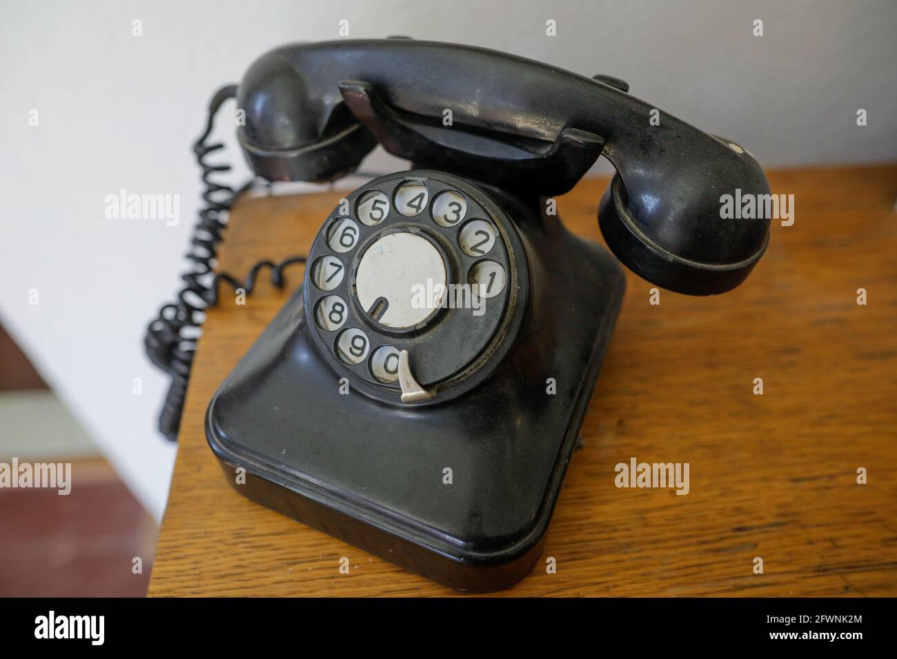 Details zur geringen Schärfentiefe (selektiver Fokus) mit einem alten, staubigen Drehtelefon aus der kommunistischen Ära Rumäniens. Stockfoto