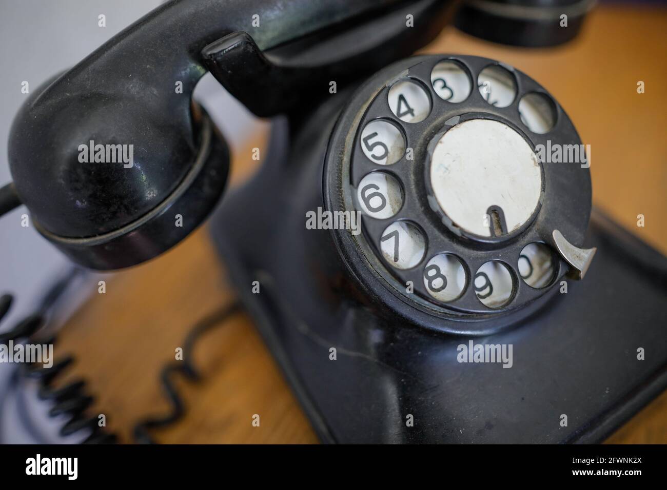 Details zur geringen Schärfentiefe (selektiver Fokus) mit einem alten, staubigen Drehtelefon aus der kommunistischen Ära Rumäniens. Stockfoto