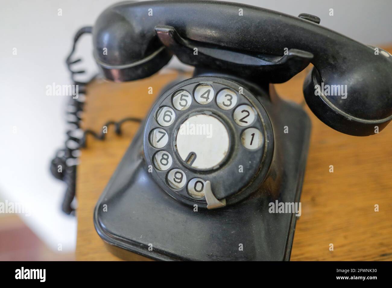 Details zur geringen Schärfentiefe (selektiver Fokus) mit einem alten, staubigen Drehtelefon aus der kommunistischen Ära Rumäniens. Stockfoto