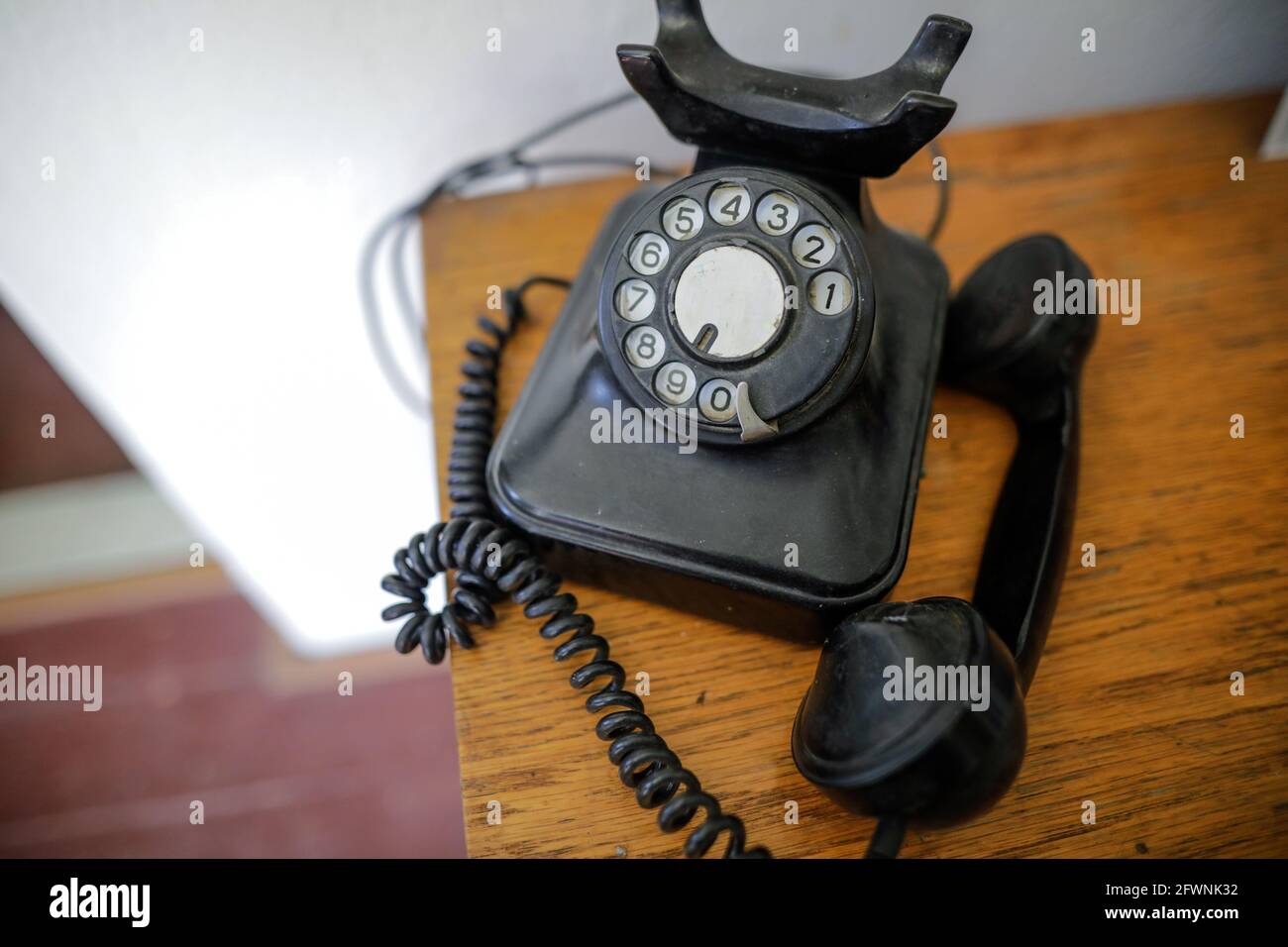 Details zur geringen Schärfentiefe (selektiver Fokus) mit einem alten, staubigen Drehtelefon aus der kommunistischen Ära Rumäniens. Stockfoto