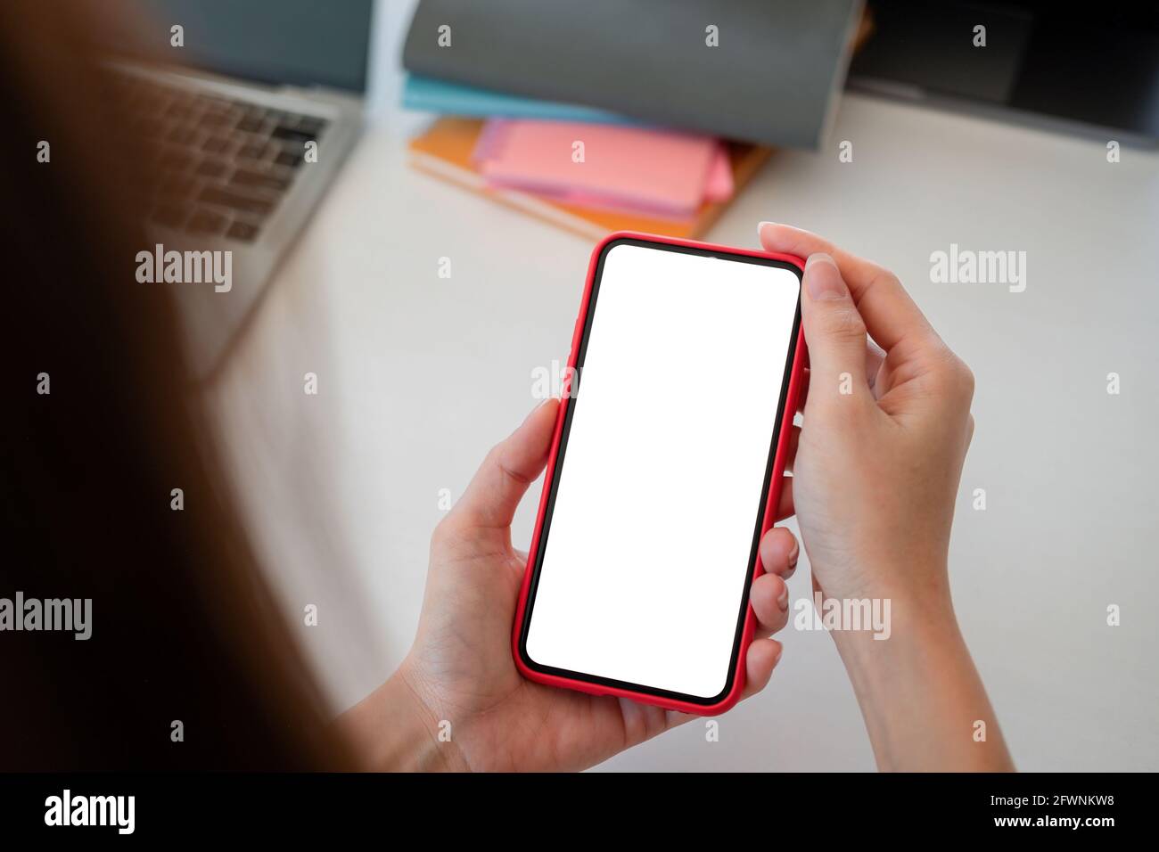 Handy in Frauenhand mit leerem Bildschirm für Textnachricht oder Informationsinhalt, weibliche Textnachricht auf Handy lesen Stockfoto