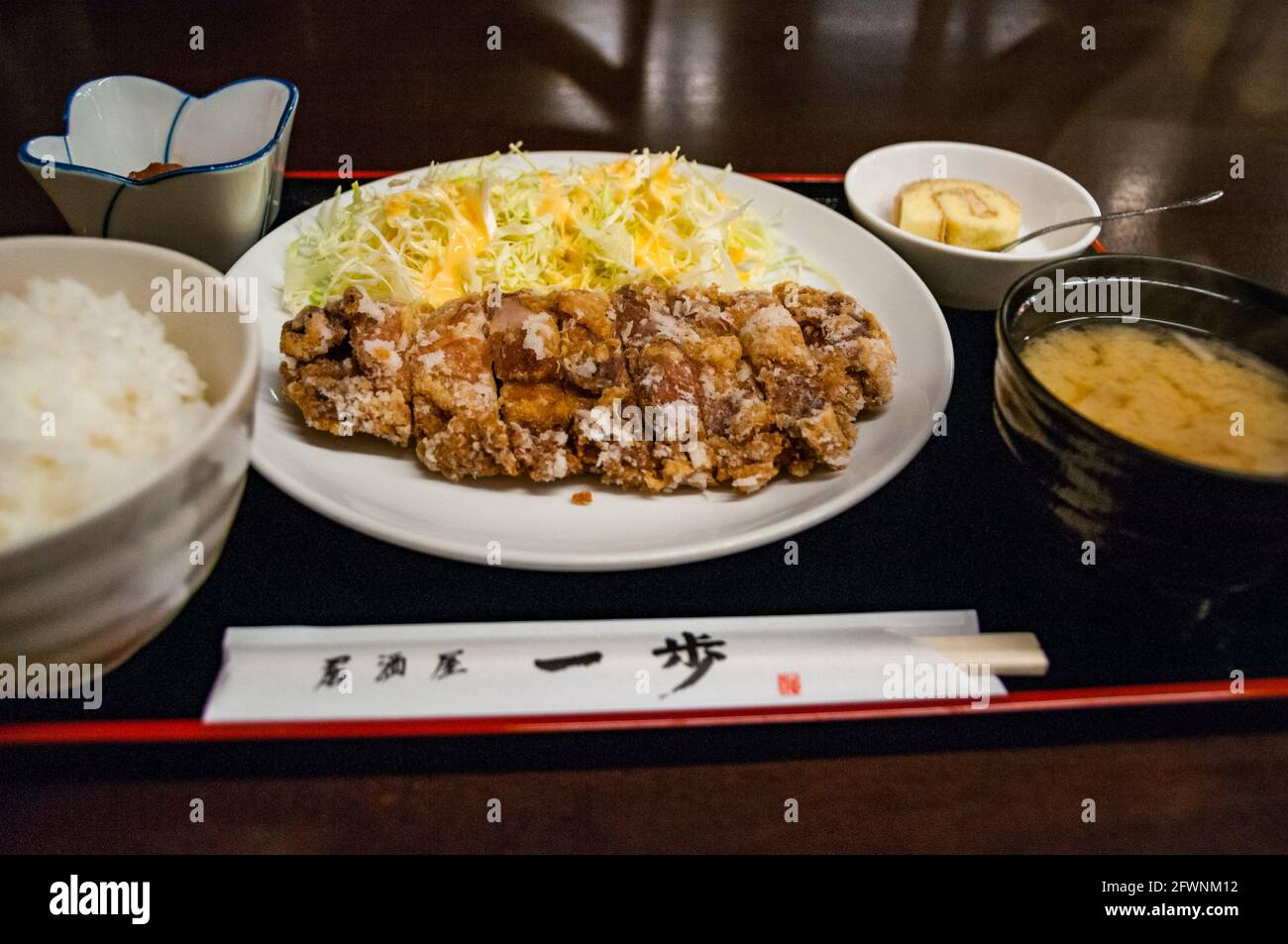 Sanzoku Yaki, Berg Banditen Huhn eine Matsumoto-Spezialität. Mittagessen in einem Restaurant im Zentrum von Matsumoto, Präfektur Nagano, Japan gesetzt. Stockfoto