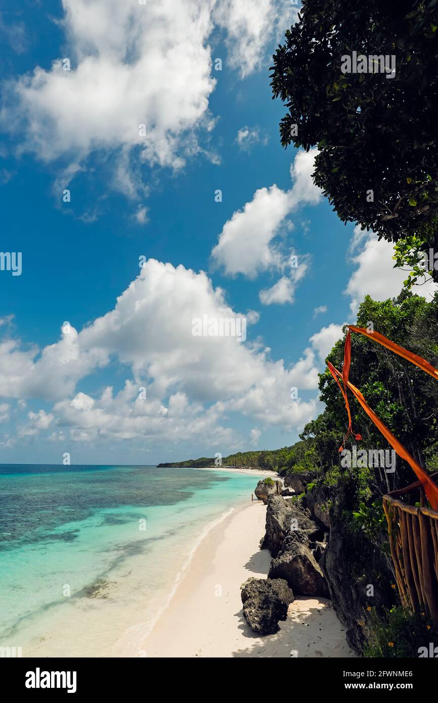 Feiner weißer Kieselsäuresand und türkisfarbenes Meer am Bira Beach in diesem Ferienort im äußersten Süden, 190 km östlich von Makassar; Tanjung Bira, Süd-Sulawesi, Indonesien Stockfoto