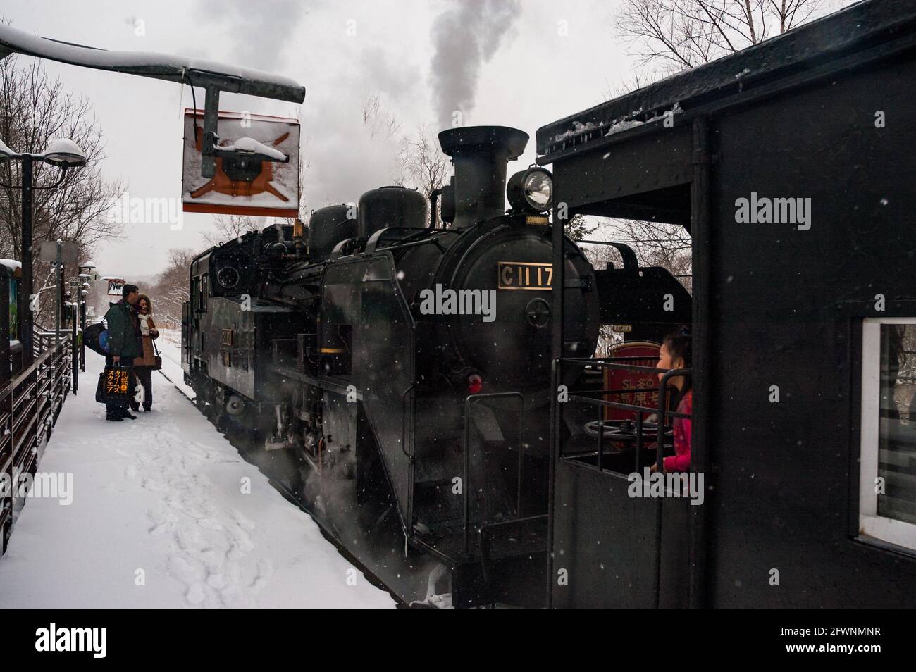 Japanische Dampflokomotive in Hokkaido Winter mit Klasse C11 Tank besonders am Bahnhof Kushiro-Shitsugen Stockfoto