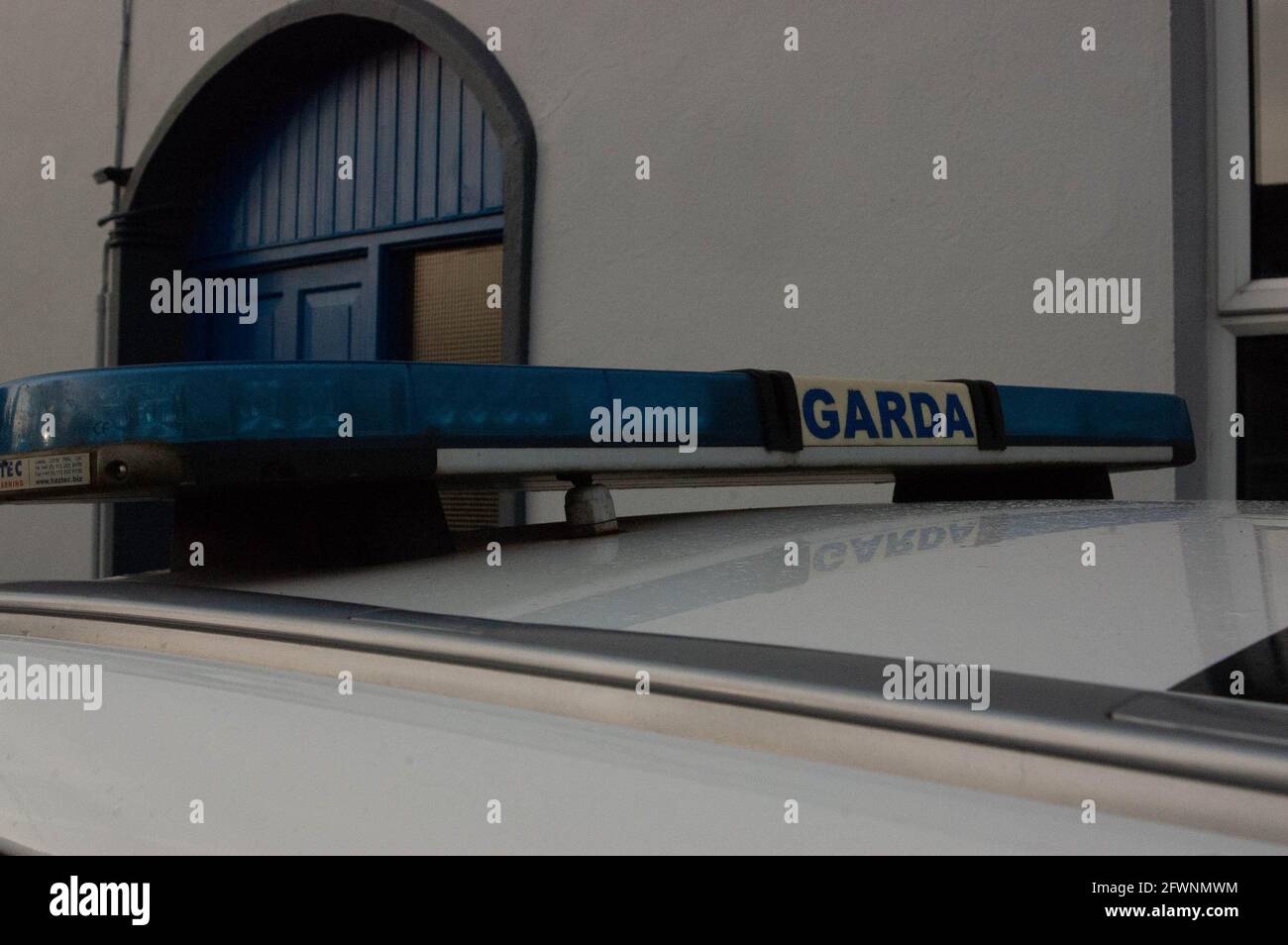 Garda blaue Lichter auf dem Dach des Kaderwagens Stockfoto