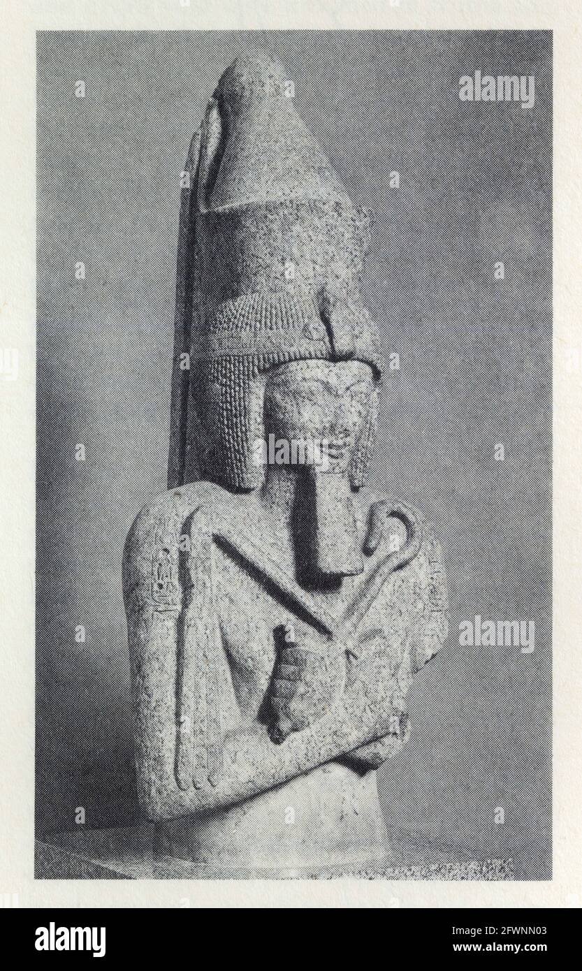 Granitstatue von Ramses II, 1304-1237 v. Chr., zeigt ihn mit dem Crook und der Schlegel, Symbole der königlichen Autorität, gekreuzt auf seiner Brust.von Elephantine.XI Stockfoto