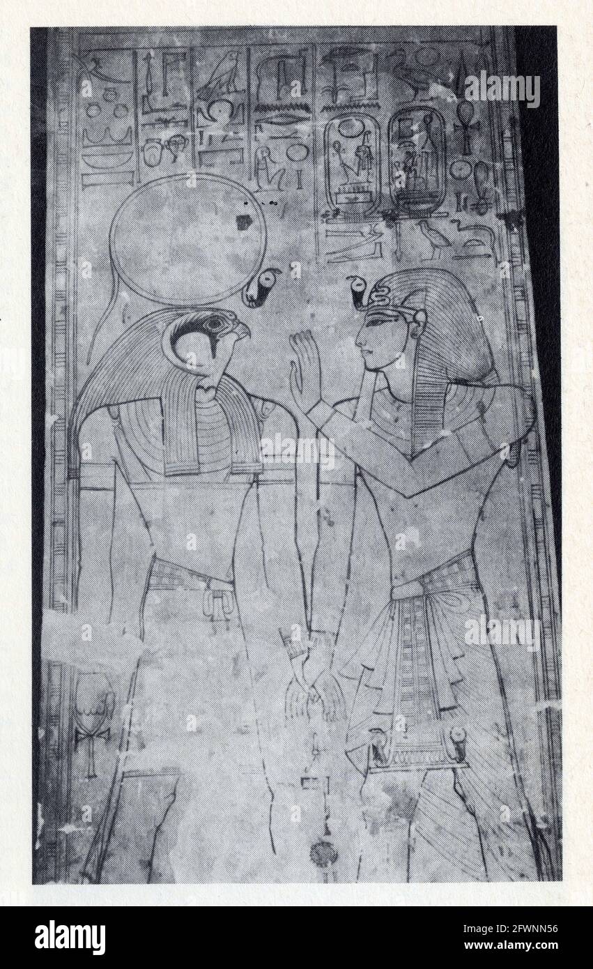 SETI I I grüßt den falkenköpfigen Horus, der die Sonnenscheibe trägt, die von dem königlichen Uräus auf seinem Kopf verkleidet ist. XIX Dynastie. 1310 V. CHR Stockfoto